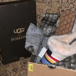 New in Box Ugg with Pendleton Scuffette Slipper 8